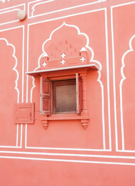 Tiro Angulado Uma Janela Com Pinturas Murais Parede Rosa Característica — Fotografia de Stock