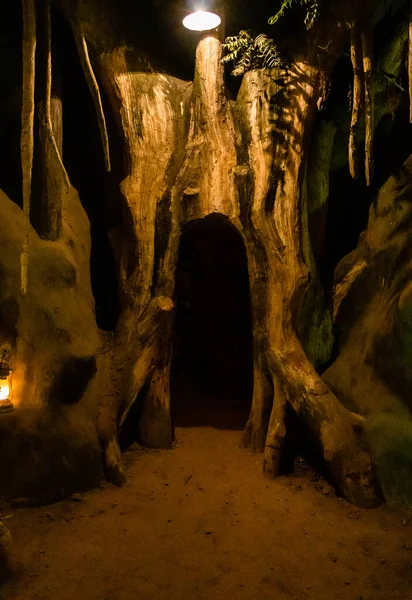 Mağaraya Giriş Yapan Bir Tema Parkı Tepesinden Sarkan Bir Işık — Stok fotoğraf