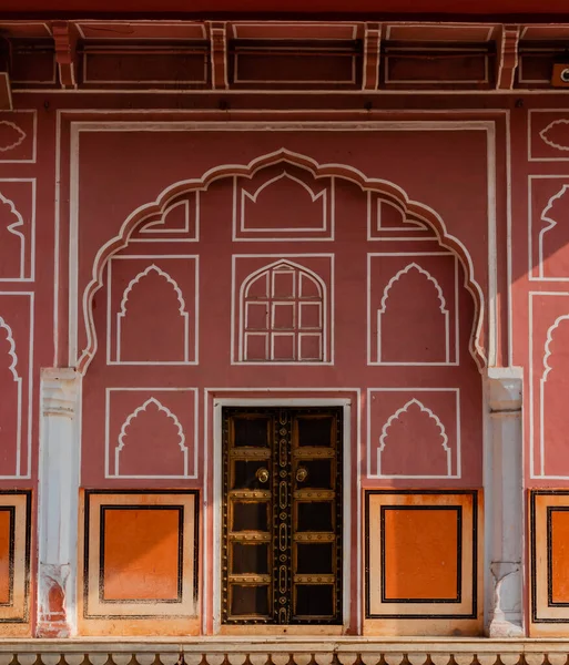 Εμπρόσθιο Πλάνο Μιας Όμορφης Ξύλινης Πόρτας Ροζ Τοίχο Και Κολώνες — Φωτογραφία Αρχείου