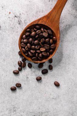 Portre oryantasyonlu, tahta kaşıkta kahve çekirdekleri..
