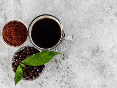 Kahvenin üst görüntüsü, yapraklı kahve tozu kavrulmuş fasulyeler ve sağ tarafta fotokopi alanı..