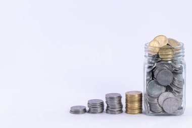 Beyaz bir arkaplanda izole edilmiş bir kavanoz para..