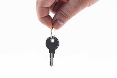 Beyaz arkaplanda ev anahtarı var..