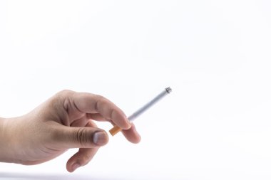  Beyaz arka planda izole edilmiş sigara - kavramı sigara içmek seni öldürüyor..