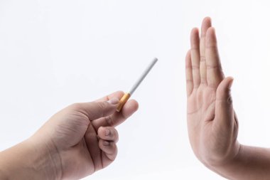 Sigarayı bırakmak için el işaretleri gösteriliyor.