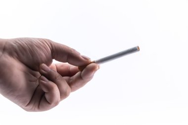 Beyaz arka planda sigara ikram eden bir el..