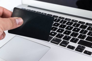 Kredi kartıyla online alışveriş.