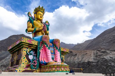  Leh, Hindistan - 16 Haziran 2022 - Ladakh Hindistan 'daki Altın Maitreya Buddha Diskit Manastırı' ndaki dağlarda oturuyor.