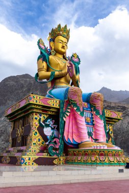 Leh, Hindistan - 16 Haziran 2022: Büyük Maitreya Buda Heykeli.