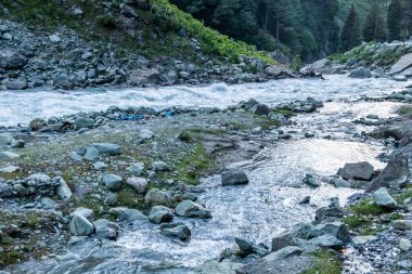 Tatlı su nehri dağların ve ormanın arkasından akar..