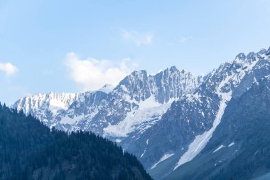Kar, açık mavi gökyüzü ile Himalaya dağlarının zirvesini kapladı.