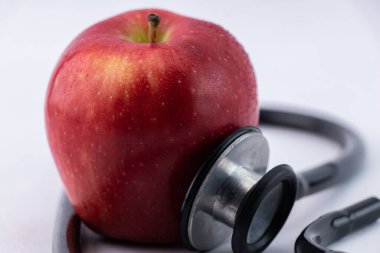 Elma konsepti ile steteskop sağlık, beslenme veya sağlık sigortası.