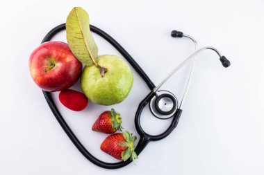 Taze meyve ve steteskop manzarası - sağlıklı beslenme kavramı