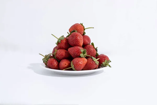Berg Von Erdbeeren Einem Teller Auf Weißem Hintergrund Horizontales Foto — Stockfoto