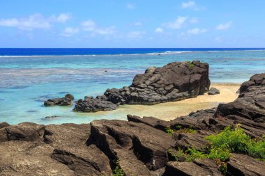 Kara Kaya, Rarotonga, Cook Adaları, adanın sahillerinden birinde bilinen bir bazalt lav oluşumu.