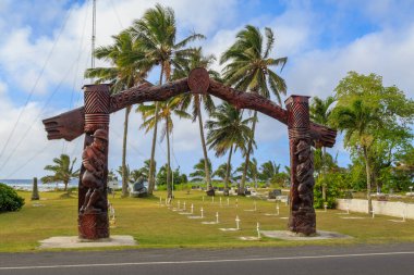 RSA (Geri Dönen Askerler Derneği), Rarotongan savaş gazilerinin toprağa verildiği Rarotonga, Cook Adaları 'ndaki mezarlık. Kemerde bir kürek ve topçu mermisi tutan askerlerin oymaları var. 13 Ekim 2022