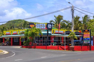 Cook Adaları 'ndan biri olan Rarotonga tropikal adasında 24 saat açık bir market ve benzin istasyonu. 21 Ekim 2022