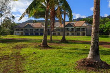 Rarotonga, Cook Adaları tropikal adasında terk edilmiş, terk edilmiş bir otel.. 
