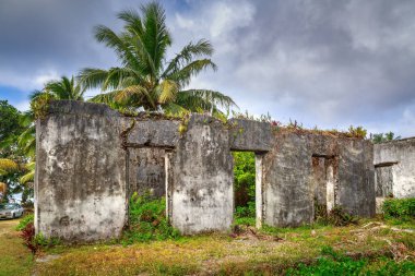 Tropikal bir adada terk edilmiş bir binanın beton kabuğu. Rarotonga, Cook Adaları