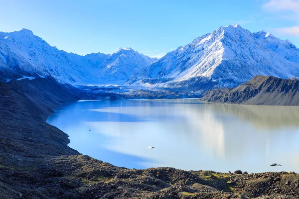 ニュージーランドのマウントクック国立公園のタスマン湖 1990年代にタスマン氷河の融解によって形成され 湖の端の山の間に見ることができる — ストック写真