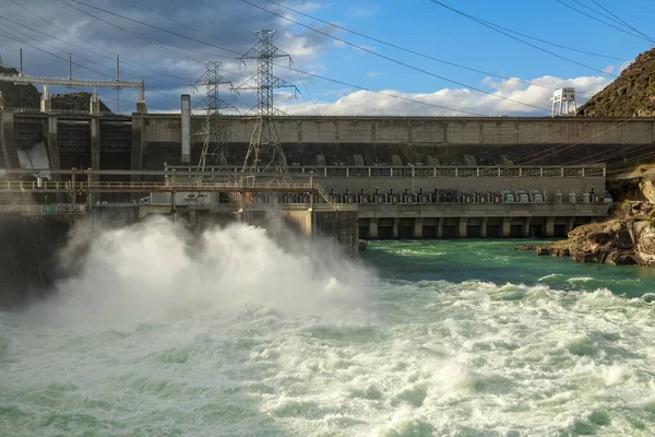 Water Dat Stroomt Uit Een Lozing Bij Roxburgh Hydro Dam — Stockfoto