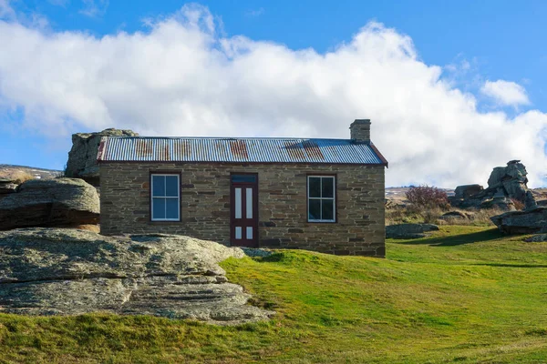 Mitchell 'in Kulübesi, Yeni Zelanda' nın Orta Otago bölgesinde tarihi bir altın madencisinin evi. Bu küçük taş bina 1880 'lerde inşa edildi.. 