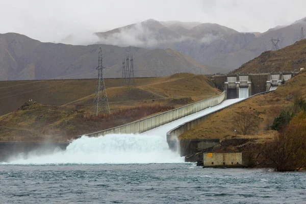 영국에서 번째로 발전소인 뉴질랜드 캔터베리의 발전소에서는 급류가 미끄러지듯 흘러내리고 — 스톡 사진
