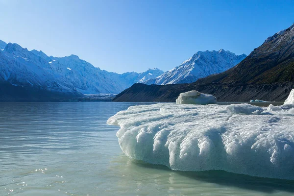 塔斯曼冰川底部的塔斯曼湖中漂浮着一座冰山 新西兰南岛库克山国家公园 — 图库照片