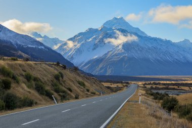 Yeni Zelanda 'nın en yüksek dağı Cook Dağı' na giden yol.