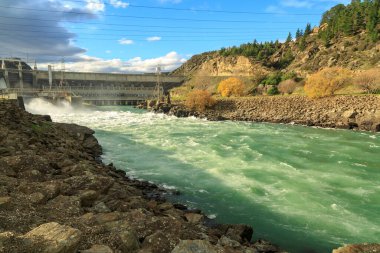 Roxburgh Su Barajı 'nın aşağısındaki Clutha Nehri, Orta Otago, Yeni Zelanda