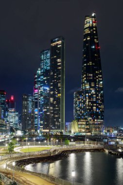 Sydney, Avustralya. Bond Apartmanları ve Barangaroo 'daki Crown Towers Sydney Oteli, gece görülmüş. 8 Haziran 2024