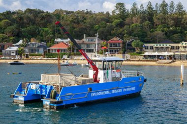 Watsons Bay, Sydney, Avustralya 'da NSW Denizcilik Çevre Hizmetleri tarafından işletilen bir tekne. Arkadaki vinç, çöpü sudan çıkarmak için kafesi indirmek için. 7 Haziran 2024