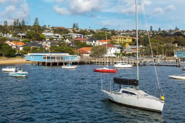 Watsons Körfezi, Sydney, Avustralya. Sudaki yelkenliler ve Vaucluse Yat Kulübü binası. 7 Haziran 2024