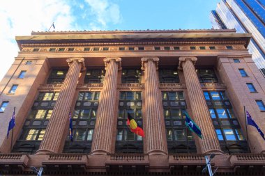 Sydney, Avustralya 'nın göbeğinde 1928 yılında açılan tarihi bir bina olan State Savings Bank' ın kırmızı granit sütunları. 3 Haziran 2024