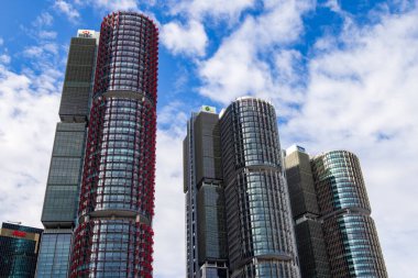 Uluslararası Kuleler, Barangaroo, Sydney, Avustralya 'da bir ofis kompleksi. Soldaki en yüksek kule 217 m 'ye yükselir (49 kat). 11 Haziran 2024