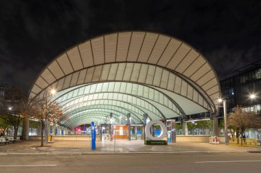 Olympic Park 'taki tren istasyonunun gece görüşü, Sidney, Avustralya' nın bir banliyösü. 9 Haziran 2024