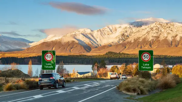 Tekapo Gölü 'ne giden yol, Yeni Zelanda' nın Güney Adası 'nda arka planda karlı dağlar bulunan bir kasaba.