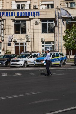 Trafiği polis memuru, Romanya Trafik Polisi (Politia Rutiera) yönetiyor. Romanya 'nın Bükreş kentinde iş çıkış saati, 2022