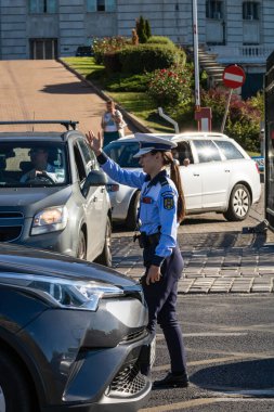 Trafiği polis memuru, Romanya Trafik Polisi (Politia Rutiera) yönetiyor. Romanya 'nın Bükreş kentinde iş çıkış saati, 2022