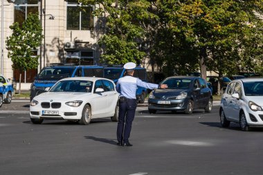Trafiği polis memuru, Romanya Trafik Polisi (Politia Rutiera) yönetiyor. Romanya 'nın Bükreş kentinde iş çıkış saati, 2022