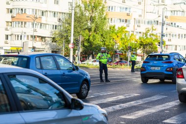 Trafiği polis memuru, Romanya Trafik Polisi (Politia Rutiera) yönetiyor. Romanya 'nın Bükreş kentinde iş çıkış saati, 2022