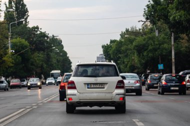 Romanya 'nın başkenti Bükreş' te sabah ve akşam araba trafiği, kirlilik, trafik sıkışıklığı