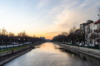 Romanya 'nın başkenti Bükreş' te sabah ve akşam araba trafiği, kirlilik, trafik sıkışıklığı