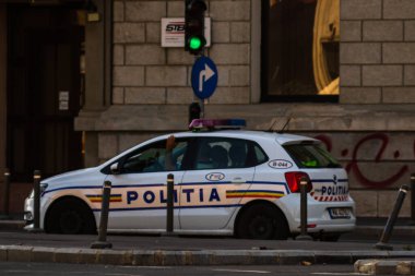 Romanya 'nın Bükreş kentinde polis arabası trafikte (Politia Rutiera)