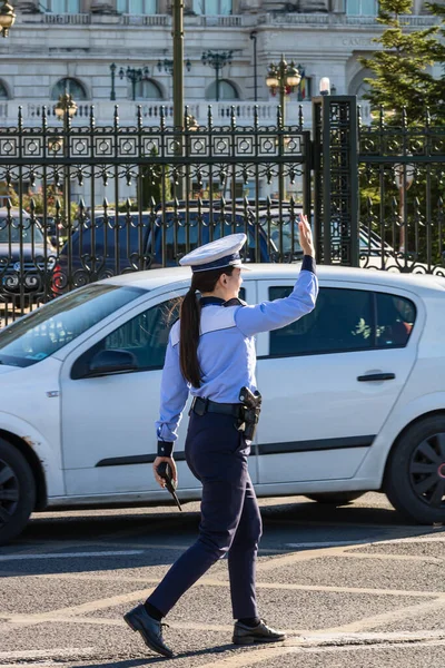 罗马尼亚交通警察 Politia Rutiera 的警察代理指挥交通 2022年罗马尼亚布加勒斯特高峰时间 — 图库照片