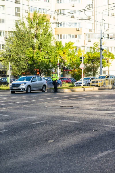 Agente Polizia Polizia Stradale Rumena Politia Rutiera Dirige Traffico Ora — Foto Stock