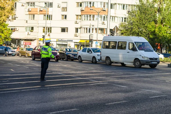Agente Polizia Polizia Stradale Rumena Politia Rutiera Dirige Traffico Ora — Foto Stock