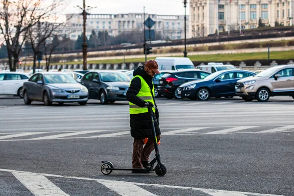 Άνδρας Που Περπατάει Δίπλα Ηλεκτρικό Σκούτερ Στο Βουκουρέστι Ρουμανία 2022 — Φωτογραφία Αρχείου