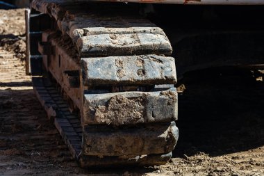 İnşaat alanında çalışan endüstriyel kazıcıların ayrıntıları