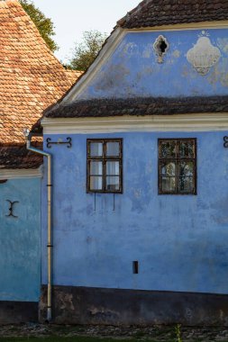 Romanya 'daki Viscri köyünün manzarası. Romanya 'nın Viscri kentindeki ortaçağ Sakson köyündeki geleneksel evleri boyamış.